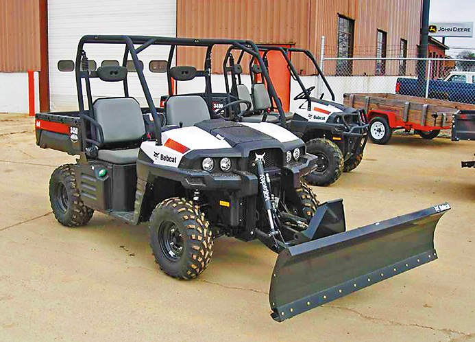 Фото 12. Bobcat 3450D 4x4 с бульдозерным отвалом для уборки снега