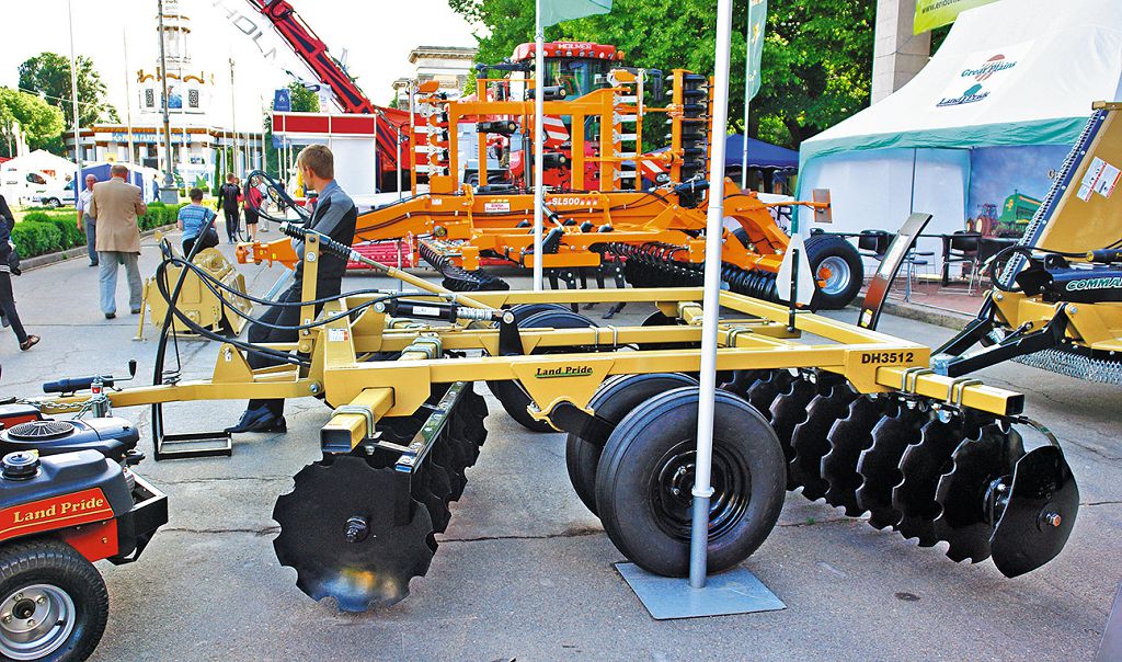 Борона Land Pride DH 3512 с зубчатыми дисками на выставке