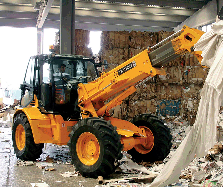 Фото 1. Телеобработчик JCB TM310-52 Loadall с телескопируемой стрелой,установленной перед кабиной, впереди силового отсека. И его вилы с захватом