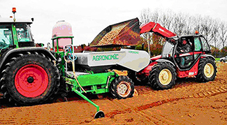 Фото 2. Французкий телепогрузчик MLT 731 Turbo работает в паре с картофелесажалкой Agronomic