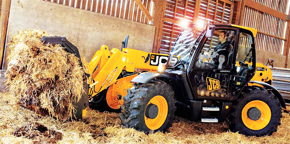 Фото 1. JCB 531-70 Loadall на уборке навоза с фермы и отгрузке компоста для разбрасывания по полю перед вспашкой