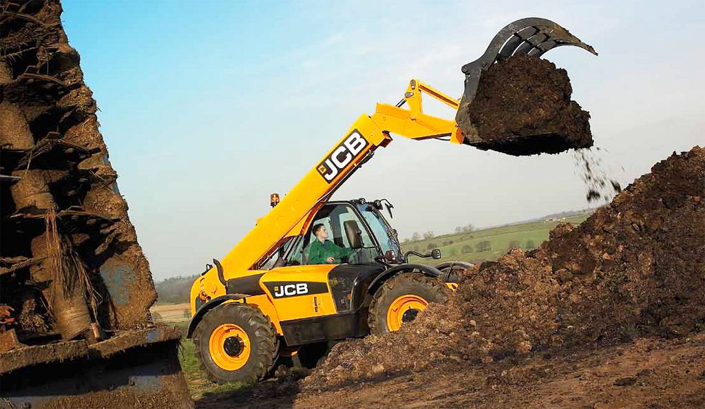 Фото 2. JCB 531-70 Loadall на уборке навоза с фермы и отгрузке компоста для разбрасывания по полю перед вспашкой