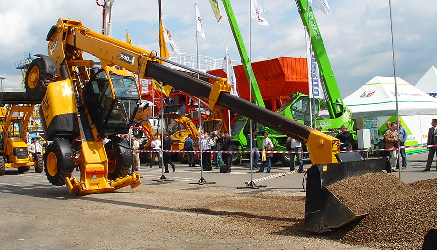 Фото 2. Оператор JCB демонтирует воздействие опрокидывающей нагрузки щебня в ковше на телепогрузчик JCB 540-140 Loadall