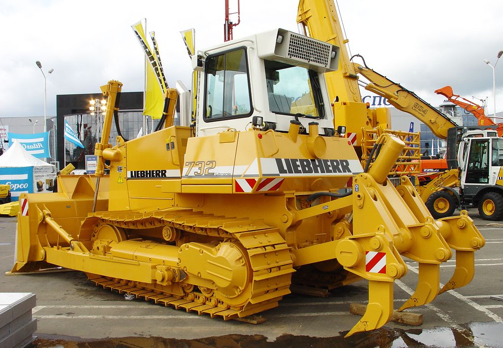 Трехзубый рыхлитель-кирковщик на шасси промышленного трактора Liebherr 732 Litronuc (ФРГ)