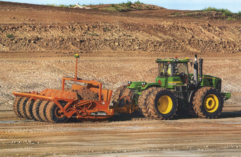 Прицепной скрепер John Deere 1814C, с вертикальной ориентацией навигатора 2D, буксируемый мощным сельхозтрактором JD 9630