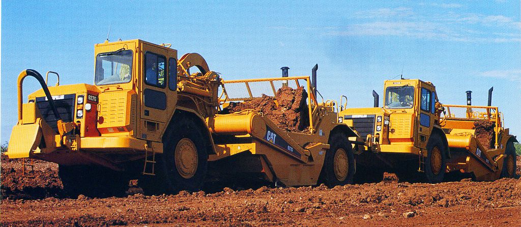Автоскреперы Cat 627G во время загрузки ковшей обычно работают парами, сцепленные специальным буксировочным устройством